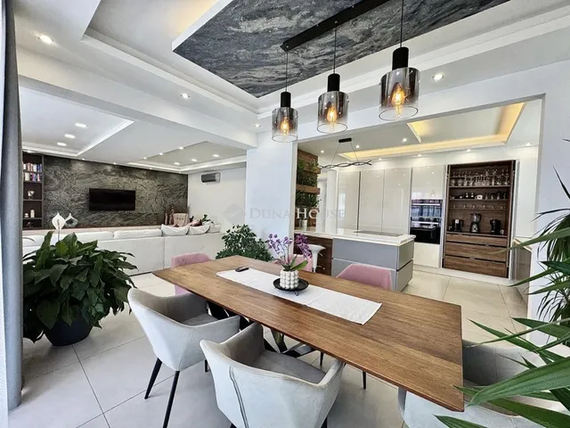 Eladó ház Koroncó 297 nm