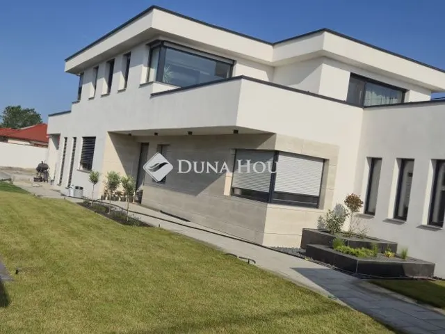 Eladó ház Koroncó 297 nm