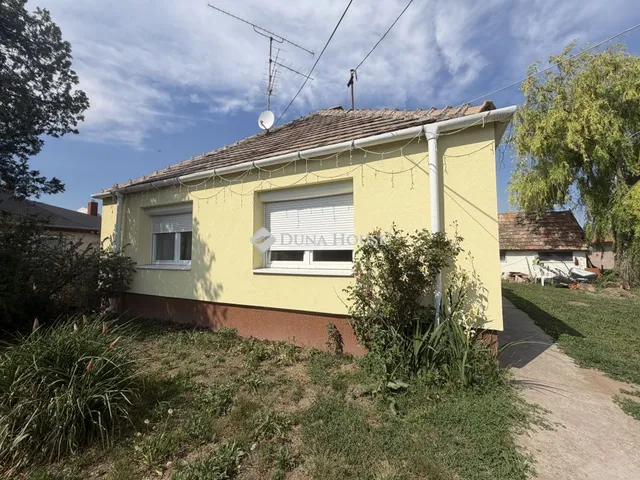 Eladó ház Pér 100 nm