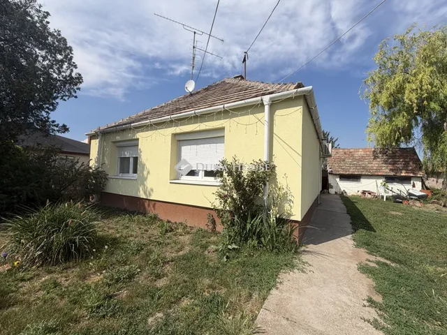 Eladó ház Pér 100 nm