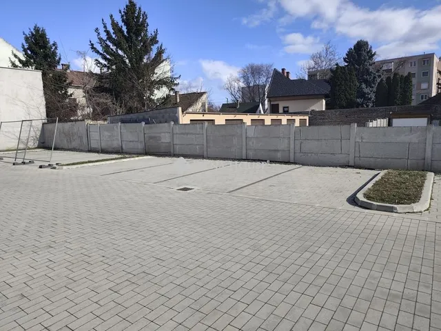 Eladó garázs Komárom, Klapka György út 12 nm