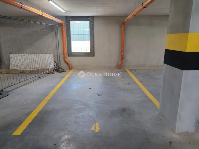Eladó garázs Komárom 12 nm