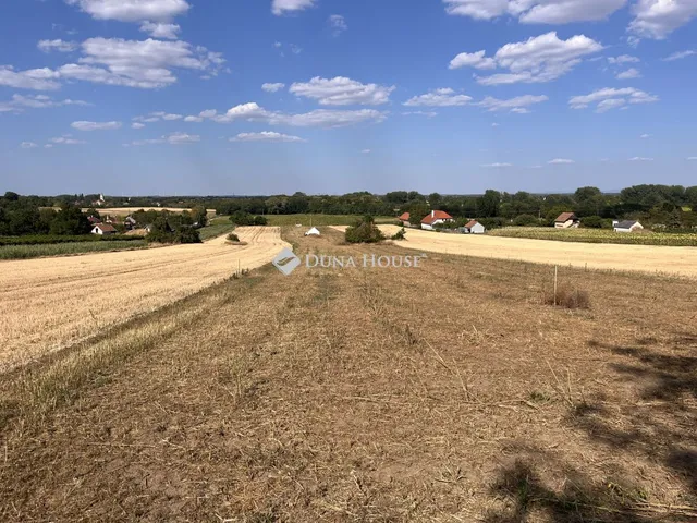 Eladó telek Pázmándfalu 5107 nm