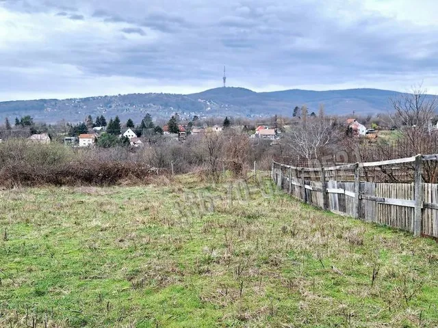 Eladó telek Pécs, Budai városrész 2425 nm