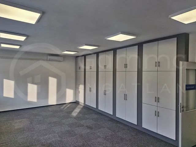 Kiadó kereskedelmi és ipari ingatlan Miskolc, Belváros 143 nm