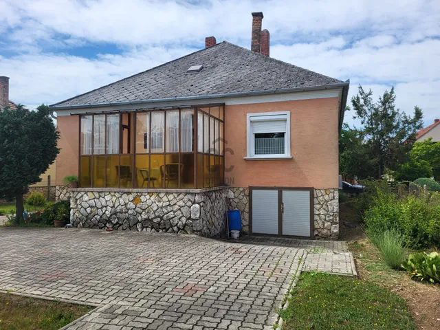 Eladó ház Pápa, Felsőváros 98 nm