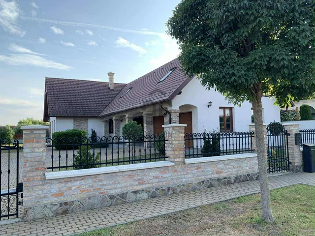 Eladó ház Pápa, Bocsor-városrész 205 nm