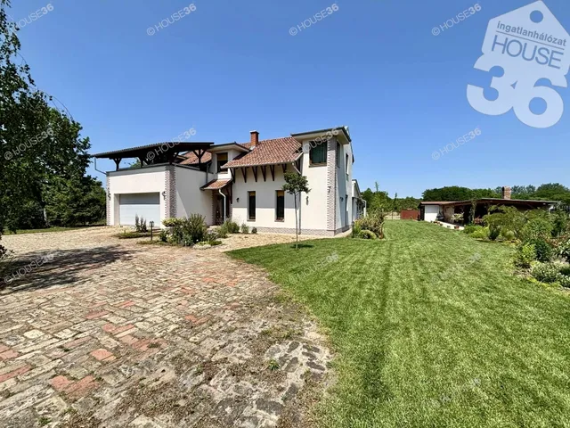 Eladó ház Kecskemét, Felsőcsalános 405 nm