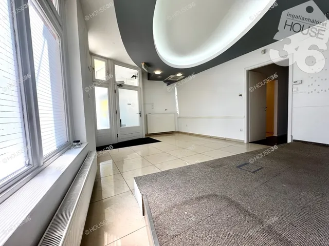 Eladó kereskedelmi és ipari ingatlan Kecskemét 82 nm
