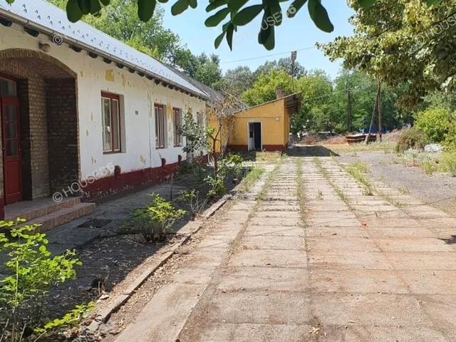 Eladó kereskedelmi és ipari ingatlan Izsák 30160 nm