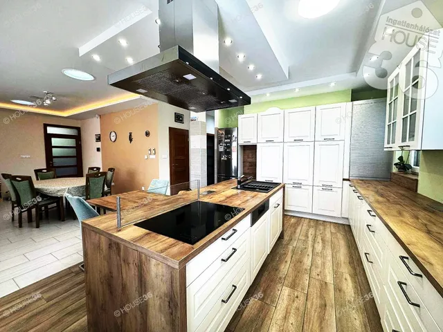 Eladó ház Kecskemét, Máriahegy 273 nm