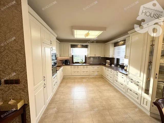 Eladó ház Kecskemét, Kadafalva 275 nm