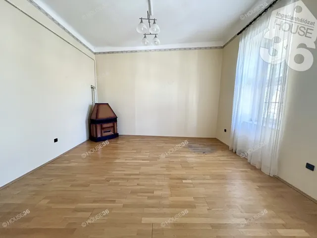 Eladó kereskedelmi és ipari ingatlan Kecskemét 79 nm