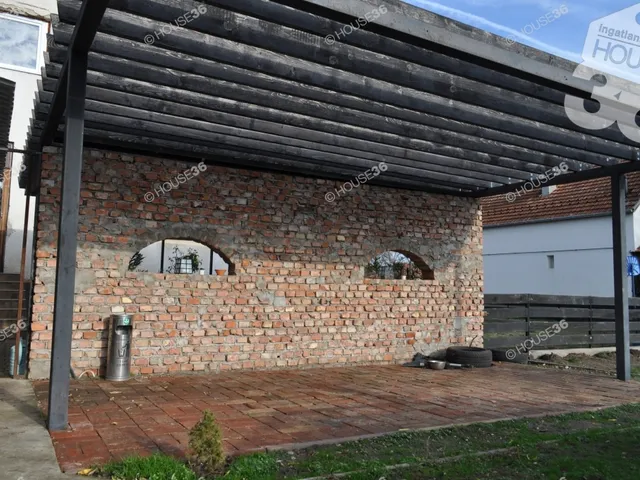 Eladó ház Tiszaalpár 300 nm