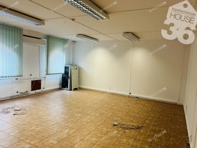 Eladó kereskedelmi és ipari ingatlan Szekszárd 43 nm