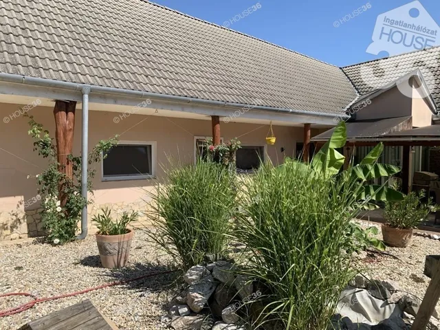 Eladó ház Hőgyész 164 nm