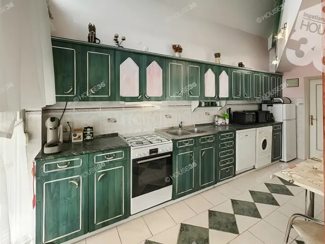 Eladó ház Kecskemét, Hunyadiváros 250 nm