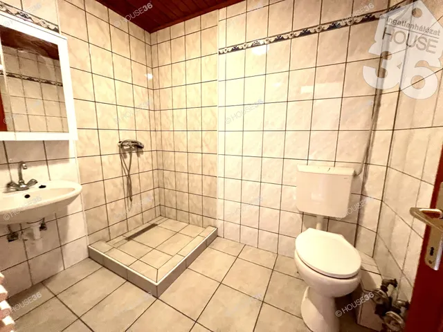 Eladó kereskedelmi és ipari ingatlan Kecskemét, Belváros 372 nm