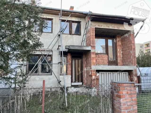 Eladó ház Kecskemét, Hunyadiváros 196 nm