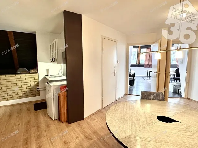 Eladó kereskedelmi és ipari ingatlan Kecskemét, Belváros 105 nm