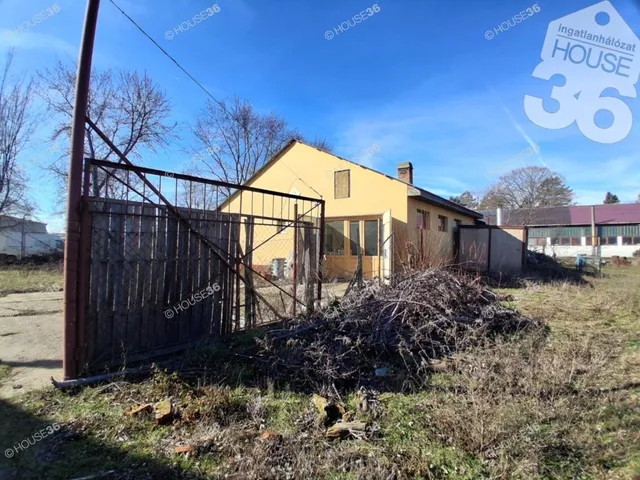 Eladó kereskedelmi és ipari ingatlan Kecskemét, Szolnokihegy 200 nm