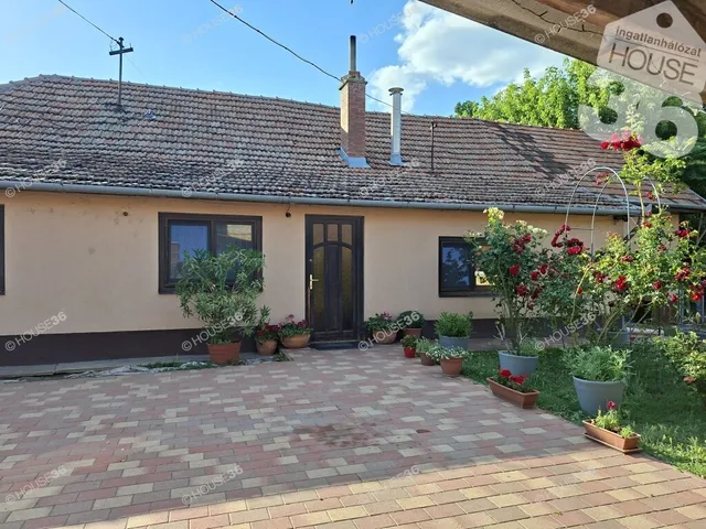 Eladó ház Tiszaalpár 72 nm