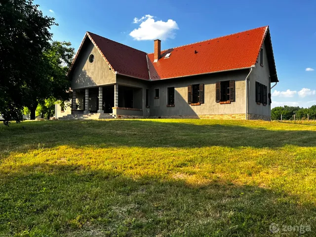 Eladó ház Jászberény, Hűtőgépgyári lakótelep 400 nm