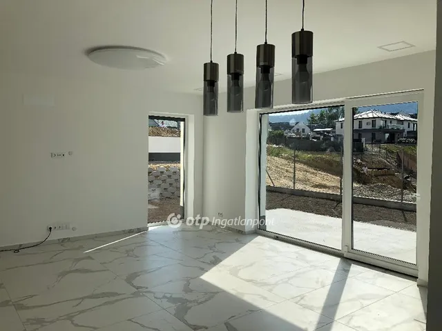 Eladó ház Üröm 144 nm