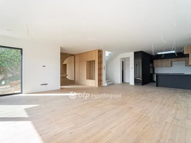 Eladó ház Budapest II. kerület, Máriaremete 250 nm