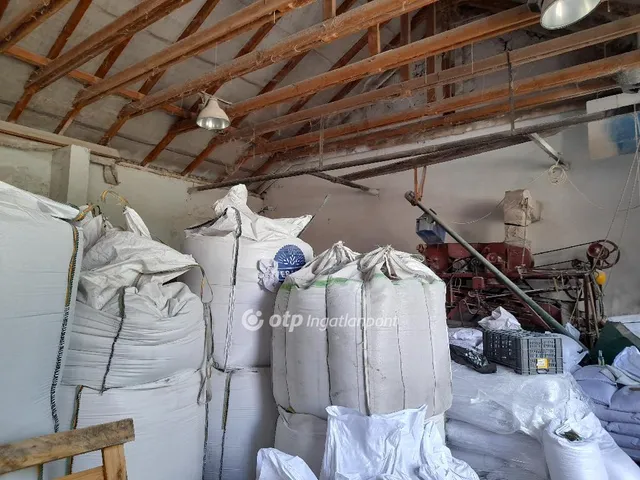 Eladó kereskedelmi és ipari ingatlan Solymár 300 nm