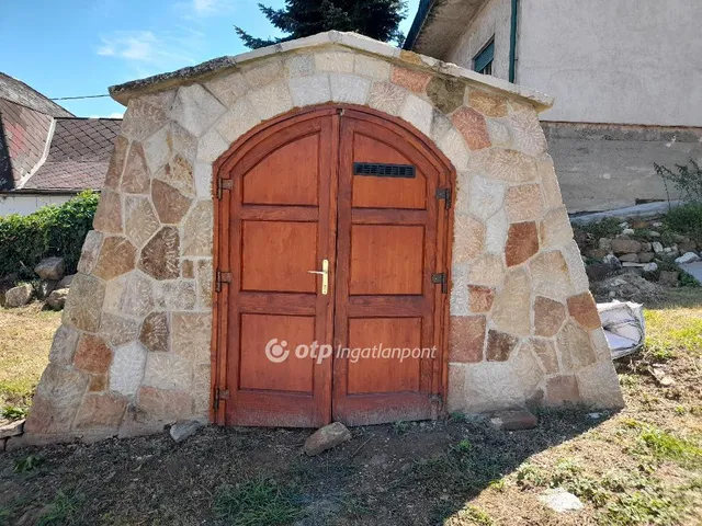 Eladó kereskedelmi és ipari ingatlan Solymár 300 nm