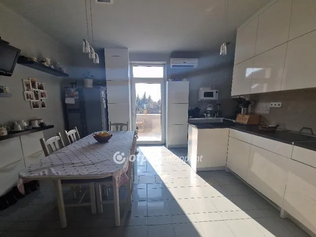 Eladó ház Cegléd 240 nm