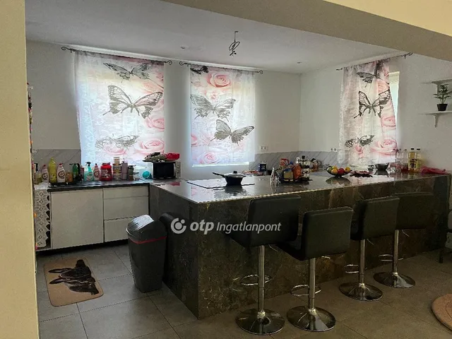 Eladó ház Cegléd 187 nm