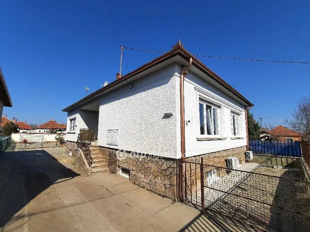 Eladó ház Nagykőrös, Tormás 255 nm