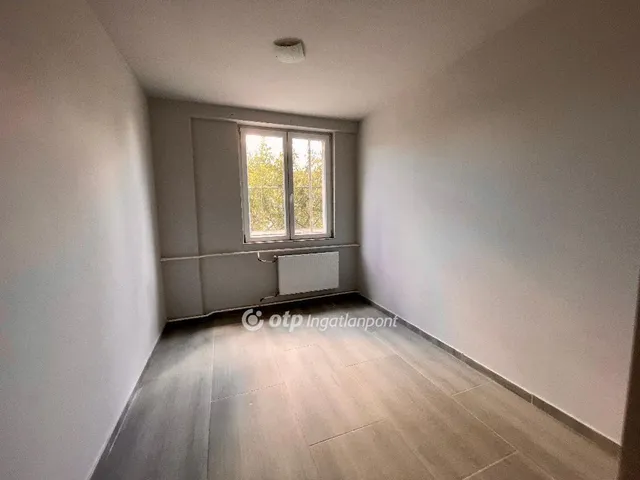 Eladó kereskedelmi és ipari ingatlan Dunaújváros 1052 nm