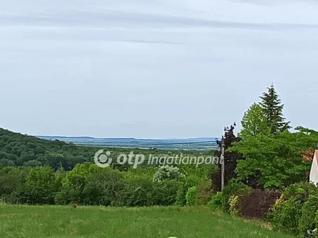 Eladó telek Budajenő 724 nm