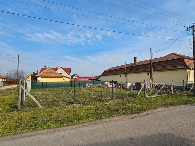 Eladó telek Boldog, Virág út 415 nm