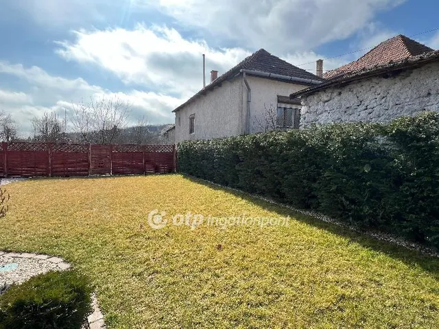 Eladó kereskedelmi és ipari ingatlan Szomolya 306 nm