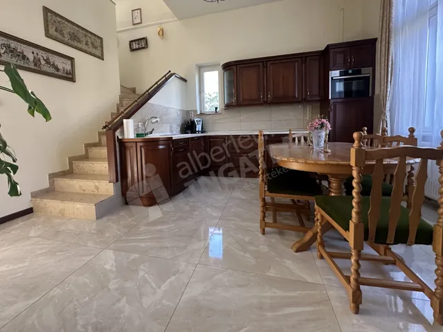 Kiadó ház Budapest XII. kerület, Mártonhegy, Szendi utca 233 nm