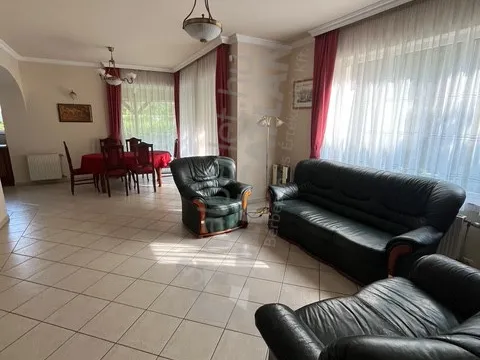 Kiadó ház Budapest XVI. kerület, Rákosszentmihály, Petőfi utca 160 nm