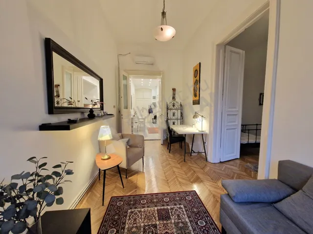Kiadó lakás Budapest VI. kerület, Hunyadi tér 60 nm