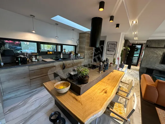 Kiadó ház Budapest XI. kerület, Sasad-Sashegy XI. ker., Dayka Gábor utca 220 nm