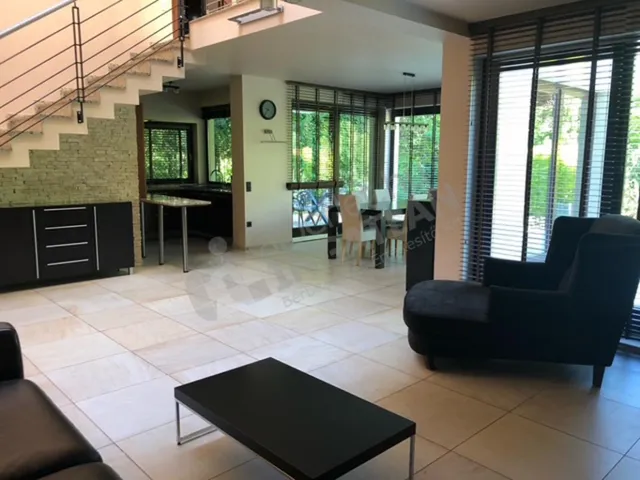 Kiadó ház Budapest II. kerület, Sólyomvölgy utca 230 nm