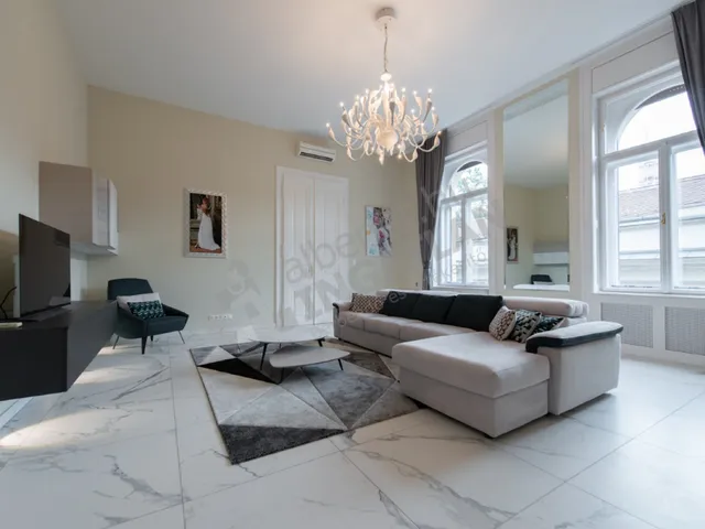 Kiadó lakás Budapest V. kerület, Belváros, Papnövelde utca 160 nm