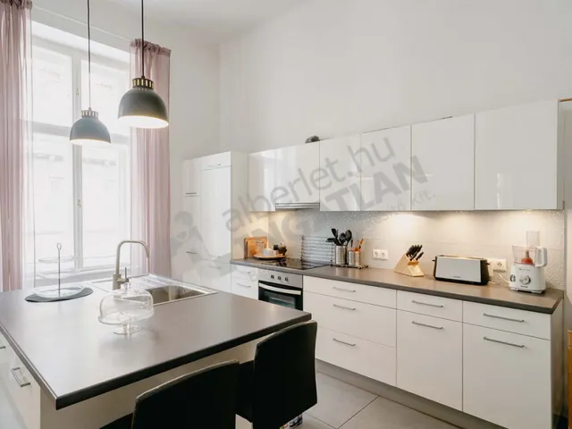 Kiadó lakás Budapest VI. kerület, Hunyadi tér 104 nm