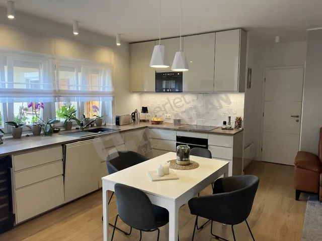 Kiadó lakás Budapest VI. kerület, Hunyadi tér 75 nm