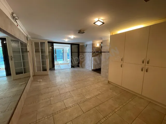 Kiadó lakás Budapest XII. kerület, Mártonhegy 165 nm