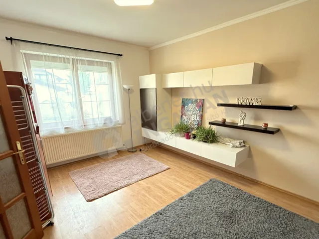 Kiadó ház Budapest XX. kerület, Pesterzsébet, Üveges utca 140 nm