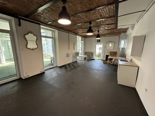 Kiadó kereskedelmi és ipari ingatlan Budapest XII. kerület, Szilágyi Erzsébet fasor 180 nm