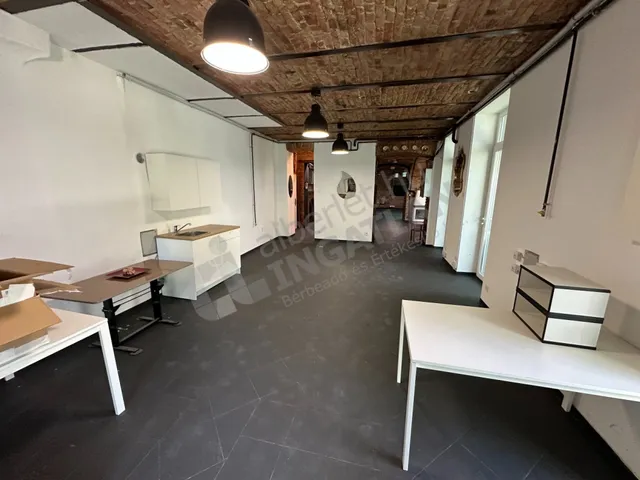 Kiadó kereskedelmi és ipari ingatlan Budapest XII. kerület, Szilágyi Erzsébet fasor 180 nm